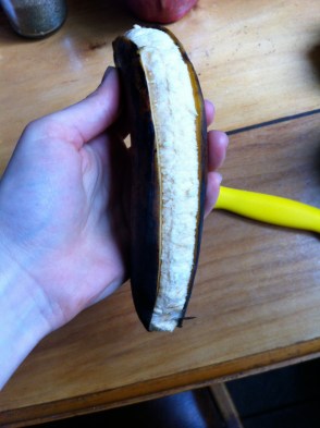 Así se va cortando y quitando la cáscara: por secciones