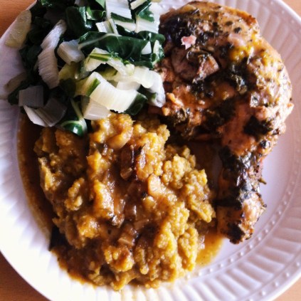 Yo serví el pollo con puré de camote y acelgas. Honestamente, no me gustó tanto la combinación del pollo italiano con el camote. Tal vez sería mejor con zapallo italiano o coliarroz o una ensalada enorme. Pero el pollo mismo quedó exquisito, y mejor aún al otro día, cuando los sabores tuvieron tiempo de intensificarse. 