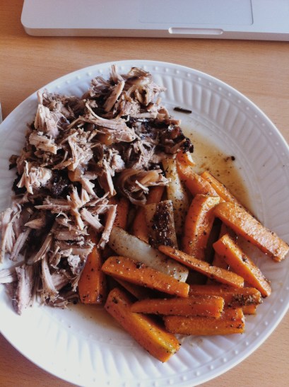 Servido con zanahorias y nabo carbonizados