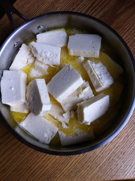 La primera etapa de hacer tu propio ghee: derretir la mantequilla