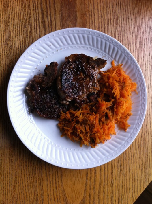 Hacer las zanahorias ralladas sin la manzana, pero con todas las especias, también queda muuuy rico. 