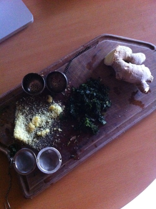 hierba buena y jengibre para la gelatina de frambuesas y arándanos