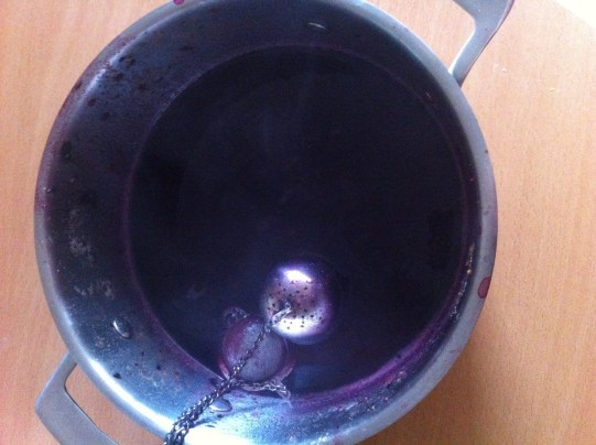 gelatina de berries, hierba buena y jengibre en proceso