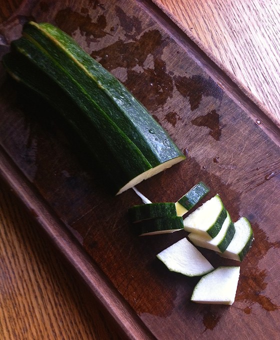 ¿No sabes qué hacer de desayuno? Zapallito italiano con atún y cilantro (y las especias o hierbas que quieras) es un plato liviano pero contundente a la vez. Ideal para comenzar el día.