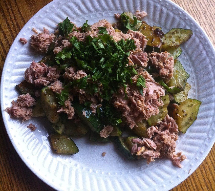 ¿No sabes qué hacer de desayuno? Zapallito italiano con atún y cilantro (y las especias o hierbas que quieras) es un plato liviano pero contundente a la vez. Ideal para comenzar el día.