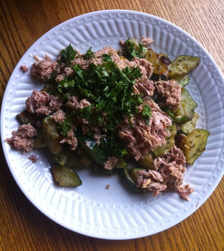 ¿No sabes qué hacer de desayuno? Zapallito italiano con atún y cilantro (y las especias o hierbas que quieras) es un plato liviano pero contundente a la vez. Ideal para comenzar el día.