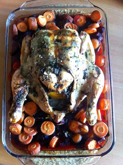 Delicioso pollo asado con hierbas y vegetales