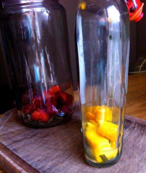 Cómo saborizar kombucha con fruta y hierbas