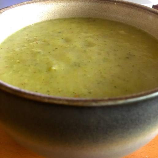 crema de brócoli y papas nuevas al curry