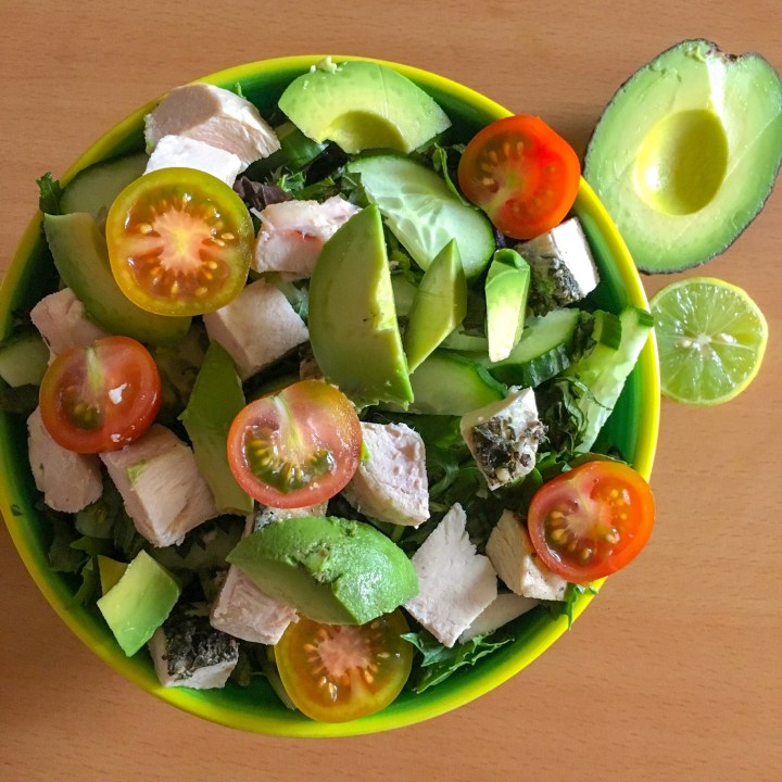 ensalada contundente con pollo asado y huevo duro #paleo #ensalada #wholefood