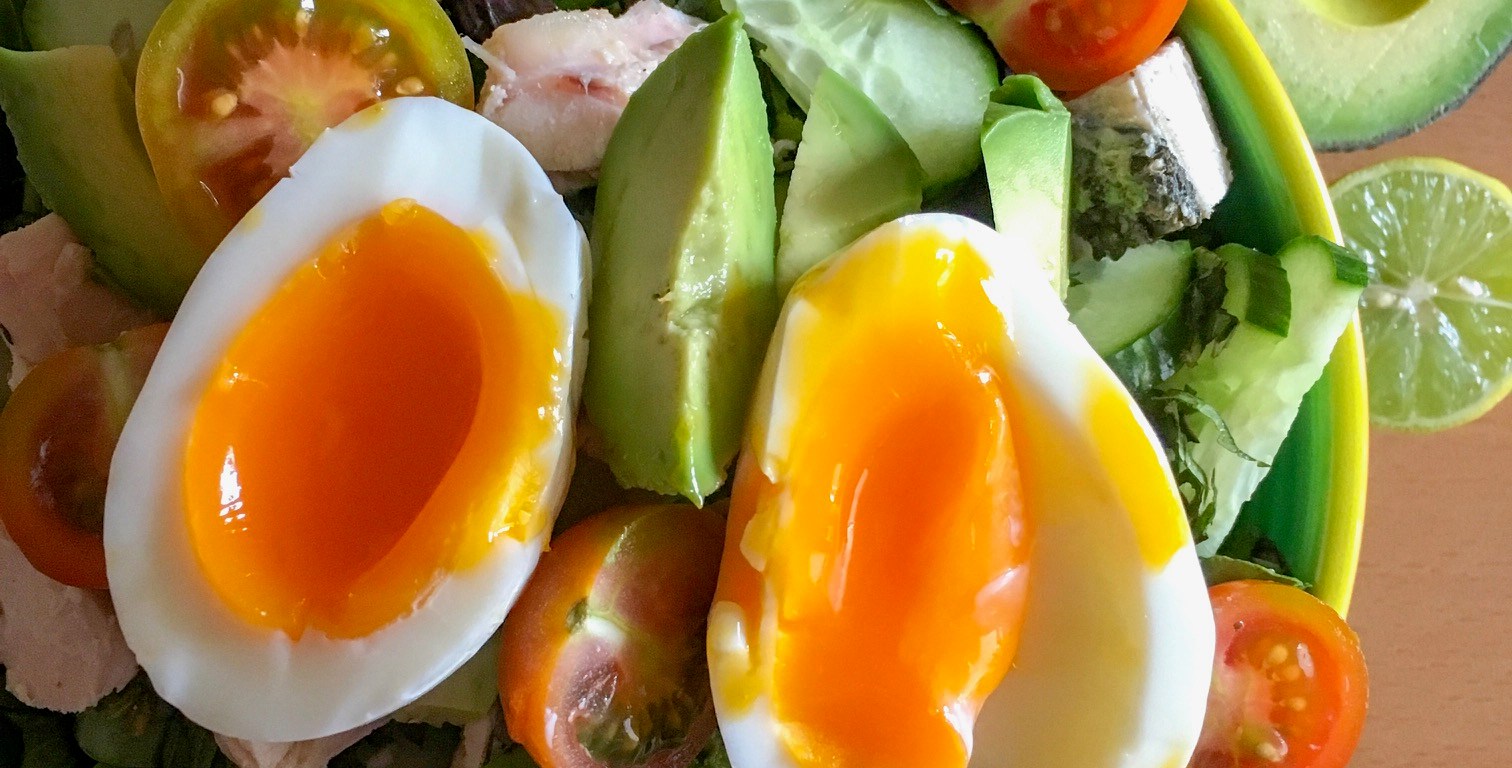 ensalada contundente con pollo asado y huevo duro #paleo #ensalada #wholefood