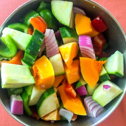 ensalada de coliarroz y verduras asadas